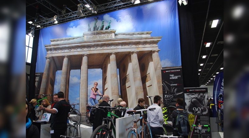 Fahrräder unter dem Brandenburger Tor am Stand von BBF auf der VELO Berlin Fahrräder unter dem Brandenburger Tor am Stand von BBF auf der VELO Berlin