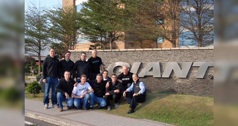 Im Bild das gesamte GIANT Deutschland Team (Außendienst, Marketing und Produktmanagement) um Geschäftsführer Oliver Hensche zusammen mit John Koo (Vice President GIANT INC.).