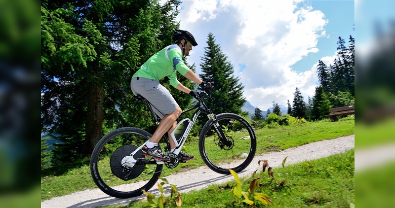 Ein E-Bike-Antrieb nimmt langen Anstiegen den Schrecken. Dafür stellt sich das Gefühl, eine sportliche Leistung vollbracht zu haben, nur bedingt ein.