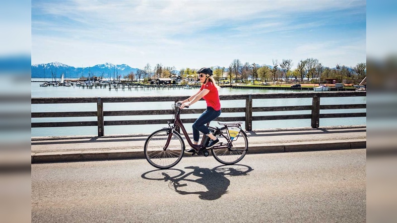 Ob in der sportlichen Gruppe im Gelände oder beim entspannten Radeln – Bikes mit Motor bieten Touristen am Ziel neue Möglichkeiten.