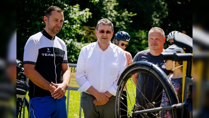 Eröffnung der ersten ADAC Radservice-Station in Thüringen durch: (v. l. n. r.) Alexander Loß, Bürgermeister Hetschburg, Ralf Kärger, Vorstandsmitglied für Ortsclubs des ADAC Hessen-Thüringen und Michael Cigan vom Restaurant und Biergarten „Zum Lindenbaum“.