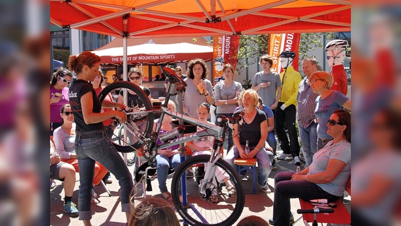 Mit Workshops und anderen Angeboten macht Vaude seinen Mitarbeitern Lust aufs Radfahren.