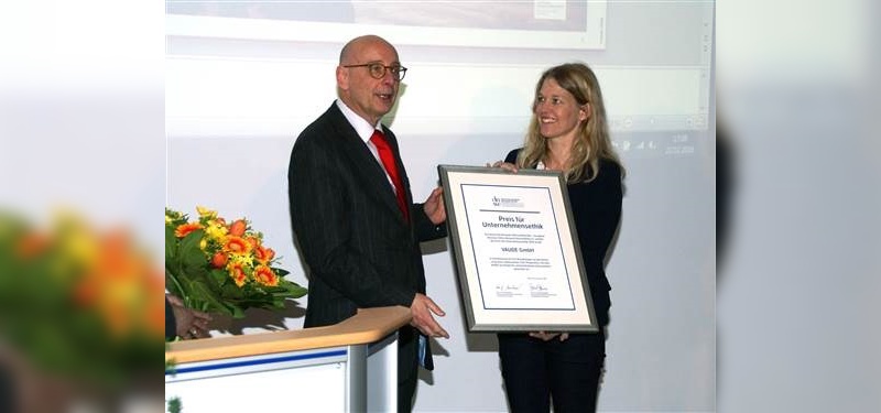Dr. Antje von Dewitz nimmt den Preis für Vaude entgegen.