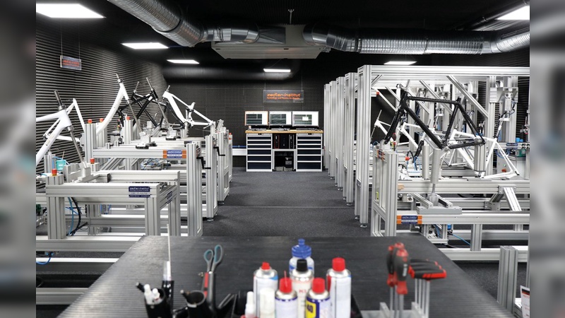 Foto: Zedler Institut Blick ins Prüfinstitut - Labor 2 von 5: dynamische Rahmen- und Gabelprüfungen Foto: Zedler Institut Blick ins Prüfinstitut - Labor 2 von 5: dynamische Rahmen- und Gabelprüfungen