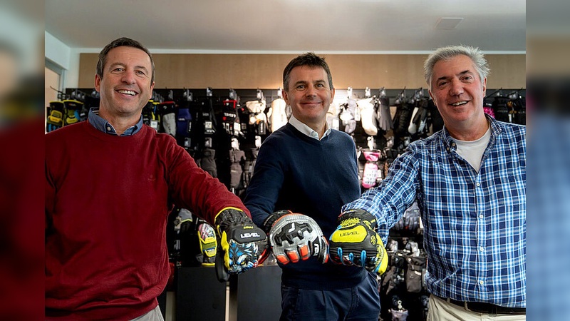 Foto Reusch: Die Level Gloves Co-Geschäftsführer David (links)
und Mauro Compagnoni sowie Reusch International-CEO Erich Weitzmann (Mitte). Foto Reusch: Die Level Gloves Co-Geschäftsführer David (links)
und Mauro Compagnoni sowie Reusch International-CEO Erich Weitzmann (Mitte).