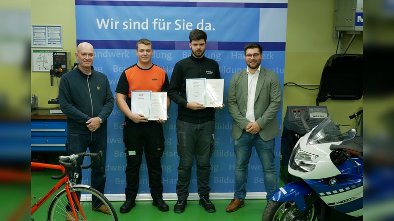 Foto: HWK   - Jörg Wellmann (li.), stellvertretender Landesinnungsmeister der Zweiradmechaniker-Landesinnung Hessen, und Florian Schöll (re.), Geschäftsführer der Handwerkskammer Frankfurt-Rhein-Main, gratulierten Jonas Blumberg (2.v.l.) und Jonas Hahn (2.v.r.) zu ihrem Bundessieg. 