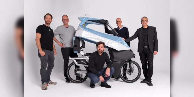 Prof. Tom Philipps (h_da, rechts) an DaVe mit (von links) Johannes Rasche, Arndt Graeve (beide Ca Go Bike), Robert Toroczkay (h_da), Stefan Gloger (Ca Go Bike). Foto: Ca Go Bike