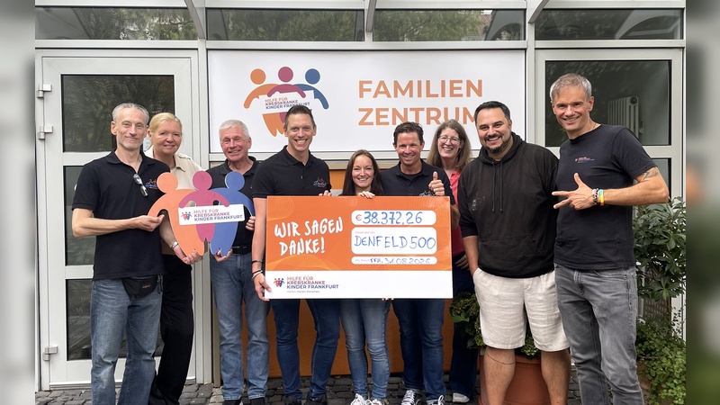 Foto: Denfeld - Große Freude bei der Spendenscheckübergabe: Mit DENFELD500 Vol. 2 kamen insgesamt 38.372,26 Euro für die Hilfe für krebskranke Kinder Frankfurt e.V. zusammen.
