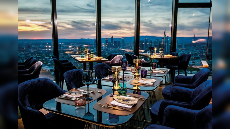Ob gediegen, wie hier im »Franziska« über den Dächern von Frankfurt oder lieber etwas schlichter – in der Main-Metropole findet jeder Geschmack das passende Menü.