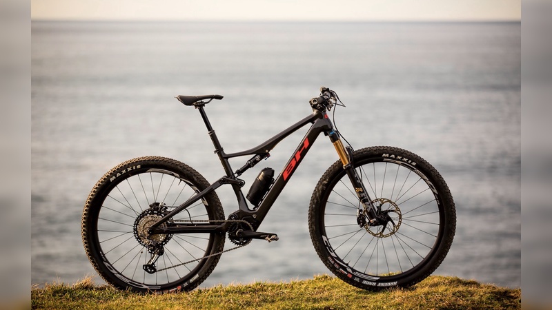 Ilynx Race Carbon - die Grenzen zwischen E-MTB und MTB verschwimmen.