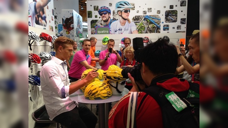 Marcel Kittel am Stand von Uvex während der Eurobike