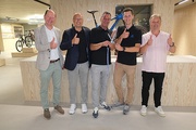 Foto: Laurens van Rooijen  - Prominente Gesellschaft: Stefan (Mitte) und Marco Schär durften (von links) ZEG-Aufsichtsrat Martin Willner, ZEG-Geschäftsführer Jens Stahlschmidt sowie Stephan Ruggle zur Eröffnung willkommen heissen. 