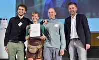 Benjamin Geese, Steffi Wulf und Martin Jäger (v.l.n.r.) mit dem Projekt "Insect - der coolste Aufpasser für dein Fahrrad". Foto: Kai-Uwe Knoth/Google Inc.