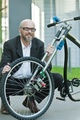 Professor Holger Hermanns mit der drahtlosen Fahrradbremse