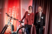 Albert Herresthal übergibt ein E-Bike
