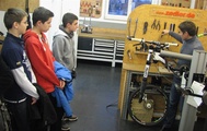 Dirk Zedler gibt Schülern Einblicke in die Fahrradtechnik