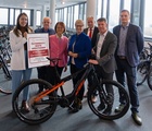 v.l.n.r.: Johanna Grabner-Urkauf (Geschäftsführerin KTM Fahrrad GmbH), KommR Klemens Steidl (Obmann der WKO Bezirksstelle Braunau), Carol Urkauf-Chen (Eigentümerin KTM Fahrrad GmbH), Mag. Doris Hummer (Präsidentin WKOÖ), Mag. Klaus Berer (Leiter der WKO Bezirksstelle Braunau), Stefan Limbrunner (Geschäftsführer KTM Fahrrad), Gerold Grabner (Prokurist, Head of Finance KTM Fahrrad GmbH)