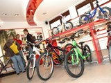 Auf 400 qm steht das gesamte Specialized-Programm, von Kinderrädern ...