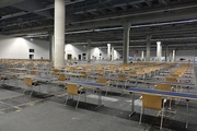 Das untere Stockwerk der Messehalle 11 wurde zum Zeitpunkt des Ortstermins für Fachmedien als Saal für Semesterprüfungen der Universität genutzt.