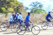Mit einem Fahrrad wird jungen Menschen beispielsweise der Zugang zu Schulbildung erleichtert.