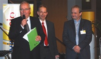 Dr. Klaus Töpfer und Albert Herresthal übergeben den Ethikpreis an Vaude, vertreten durch Vertriebsleiter Jan Lorch