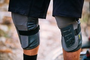 Die iXS Trigger Knee Guards sind asymmetrisch.