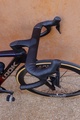 Das neu entwickelte Cockpit mit dem Aero CarbonRS 3 Lenker bietet eine ausgefeilte Ergonomie für Ausreißversuche, Sprints und Kletterpassagen. Kabel und Züge verlaufen komplett integriert.