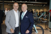 Der Präsident des italienischen Radsportverbandes Cordiano Dagnoni mit Salvatore Grimaldi