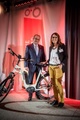 Siegfried Neuberger übergibt ein E-Bike