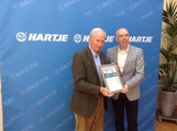 Robert Scholten übergibt die Auszeichnung an Hermann Hartje