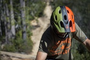 Die Farbkombination grün-schwarz-orange ist charakteristisch für die neue Helmserie von Bell/Fasthouse.