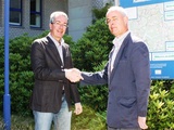 Frank Bohle (Geschäftsführer Schwalbe) und Jens Kort (Geschäftsführer der Deutschen Kinderkrebsstiftung) nach der Vertragsunterzeichnung am Schwalbe-Firmensitz in Reichshof-Wehnrath.