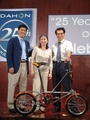 Family-Business: Joshua Hon und seine Eltern Florence und Dr. David Hon mit dem ersten Dahon-Modell.
