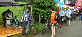 Wasser und Schlamm auf den Trails führten schnell zu einer langen Schlange an der Reinigungsstation