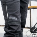 Das Elite Hardshell-Material ist wasser- und winddicht sowie atmungsaktiv.