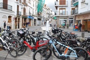 E-Bike-Parkplatz am Dorfbrunnen in Alora