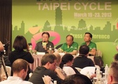 von links: Michael Tseng (CEO Merida und Chairman TBEA), Yuen-Chuan Chao (CEO TAITRA) und Ping-Kun Tsai (Bürgermeister Taichung).