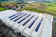 Auf dem Dach des Firmengebäudes befindet sich eine 500-kw-Photovoltaikanlage