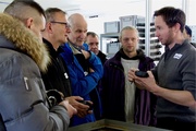 Hier schult der Chef: Geschäftsführer Michael Schmitz (rechts) mit Fachhändlern