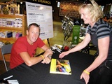 Lance Armstrong gab neben anderer Radsport-Prominenz Autogramme.