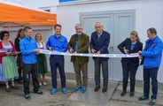 Symbolisch wird das Band zur Eröffnung des E-Mobility Zentrums durchschnitten: