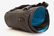 Zusammengerollt lässt sich die Anzugtasche von Henty Designs bequem wie eine Kuriertasche transportieren.