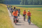 Ein buntes Bild gaben die i:SY-Fahrer am Rhein ab.