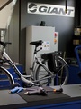 Hebenbühne und Batterieschrank erlauben den sicheren und ergonomischen Umgang mit E-Bikes.