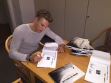 Marcel Kittel bei der Signatur des Buches