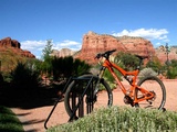 Ausblick auf 29er „Tallboy“ von Santa Cruz vor gigantischer Kulisse: Diese Aufnahme entstand aus dem zu Sedona Bike&Bean gehörenden Red Agave Resort heraus. Im Hintergrund der Bell Rock - einer der prächtigsten roten Felsmonolithen Sedonas.