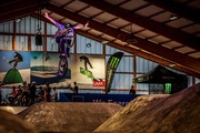 Große Sprünge im Indoor Bikepark