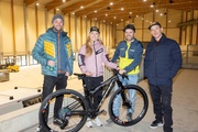 Andreas Wittmann (GF Trailements), Profibikerin Tamara Wiedmann (TREK FUTURE RACING), Christian Schnöller (GF AREA 47) und Cody Ferris-Heath (CEO Trailtech & österreichischer Partner von Velosolutions Pumptrack) freuen sich auf das neue Highlight am Eingang zum Ötztal (v.l.n.r.).