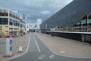 Ein Blick aufs Atrium vom Messegelände West in Frankfurt - links die nicht für die Eurobike genutzte Halle 10, rechts die zweistöckige und moderen Halle 12.