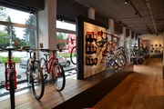 Blick ins Innere des neuen Alpha Bikes Stores in München